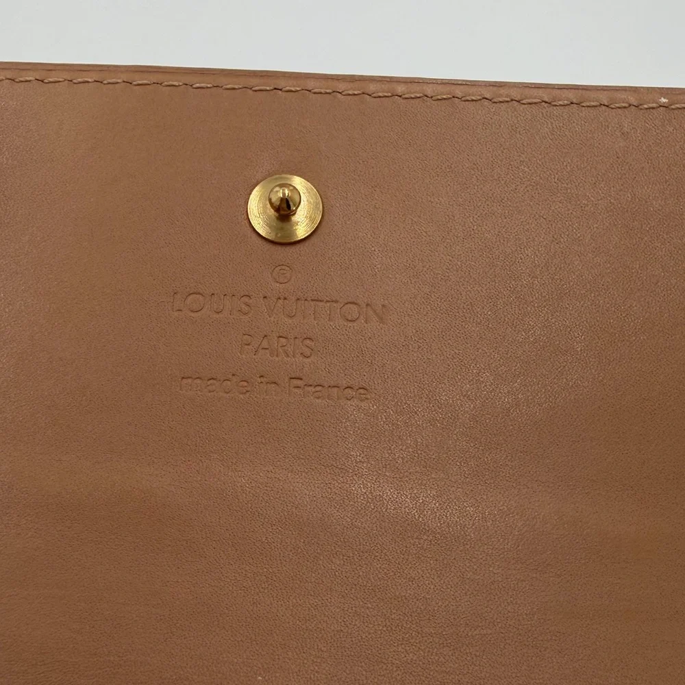 LV Elise Latte Vernis Compact Wallet Rare Color in Excellent Condition. - Picture 7 of 15